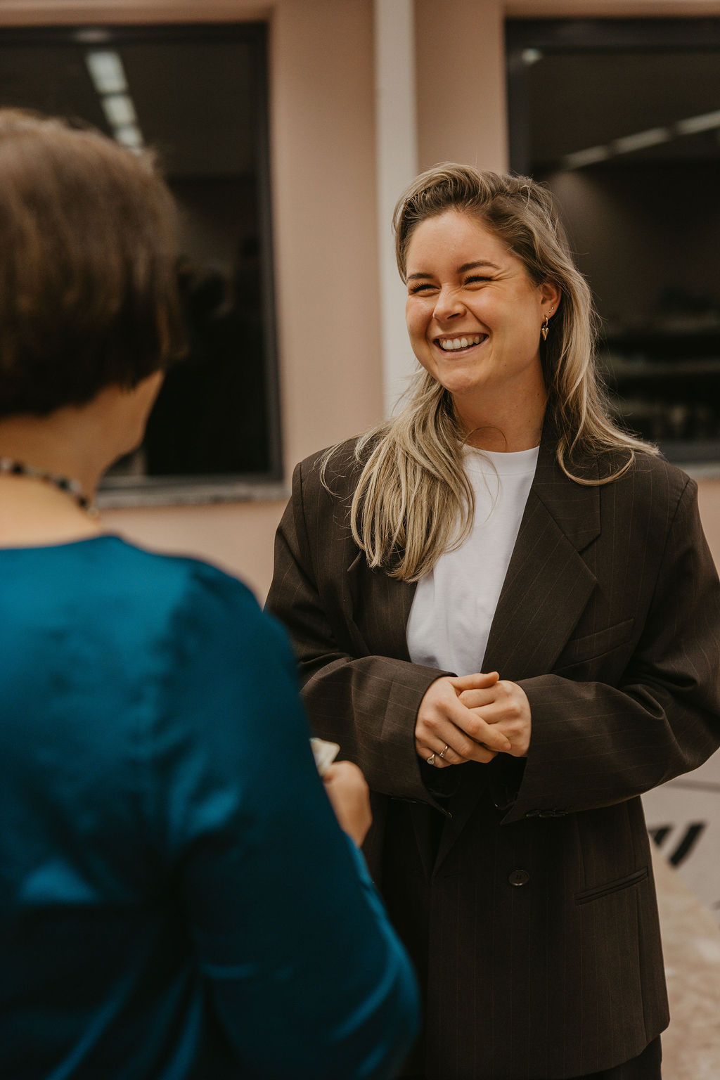 Twee deelnemers in een ontspannen gesprek tijdens een training van Communicatiehelden