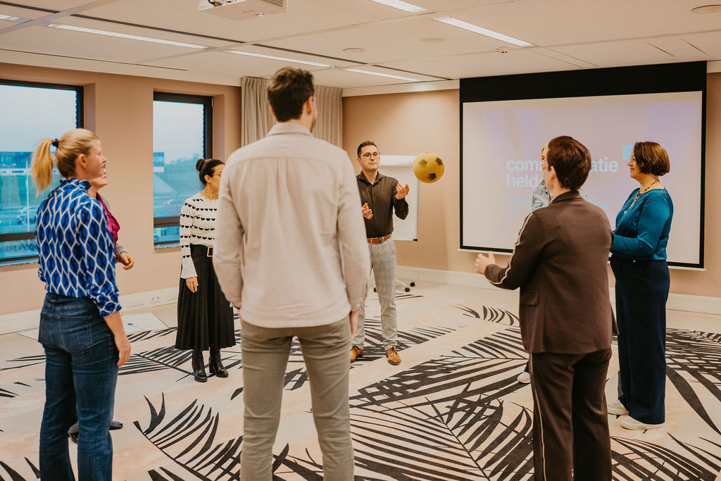 Deelnemers samen aan het werk tijdens een training van Communicatiehelden